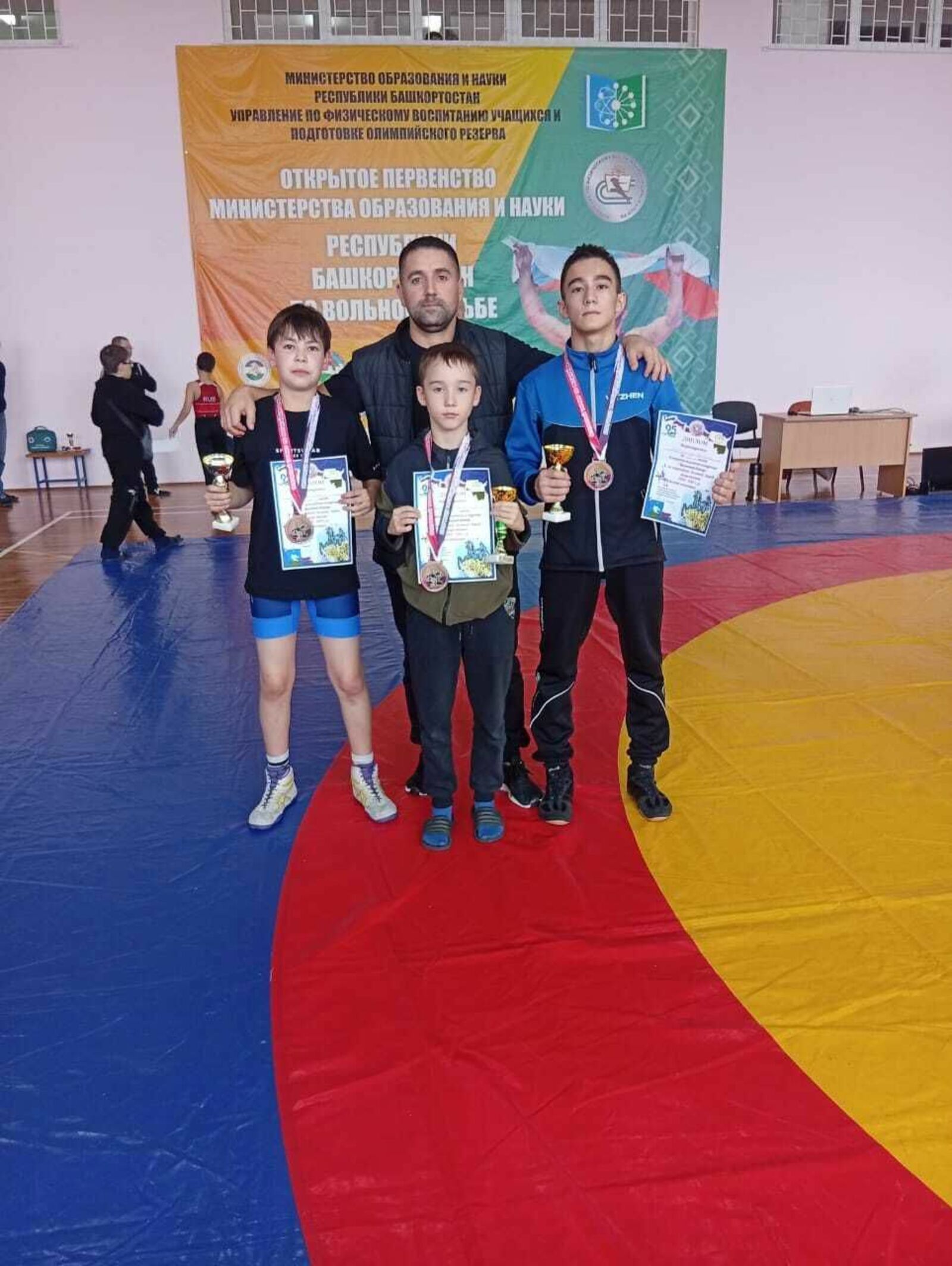 С достойным выступлением!