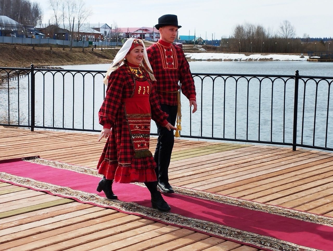 Прошлись по красной ковровой дорожке в национальных костюмах