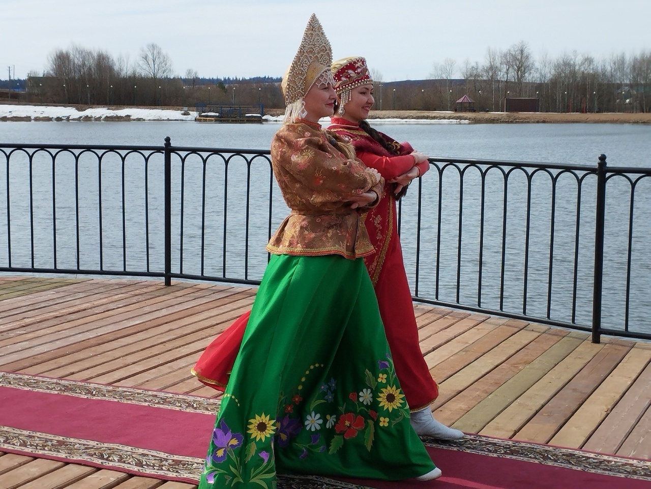 Прошлись по красной ковровой дорожке в национальных костюмах