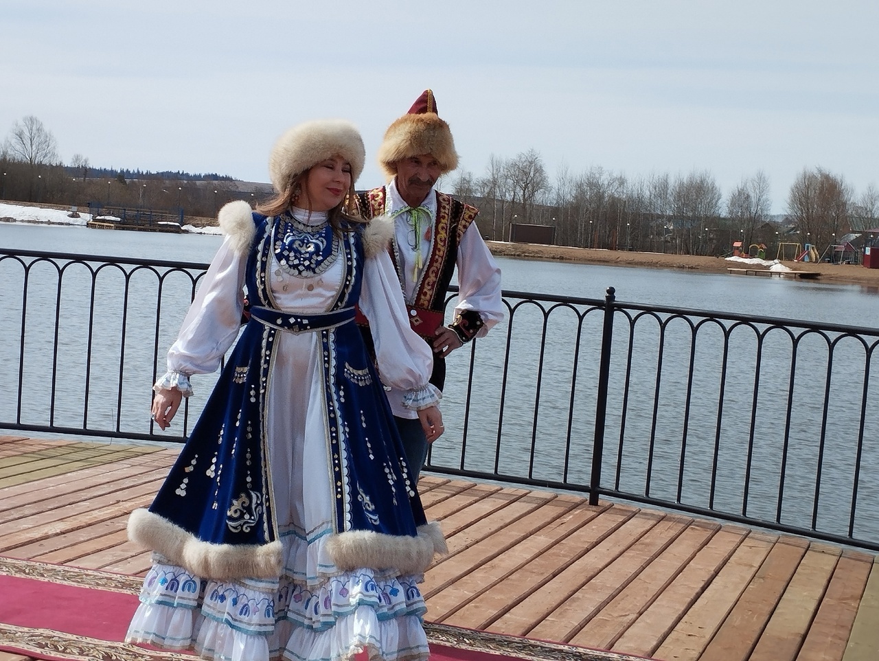 Прошлись по красной ковровой дорожке в национальных костюмах