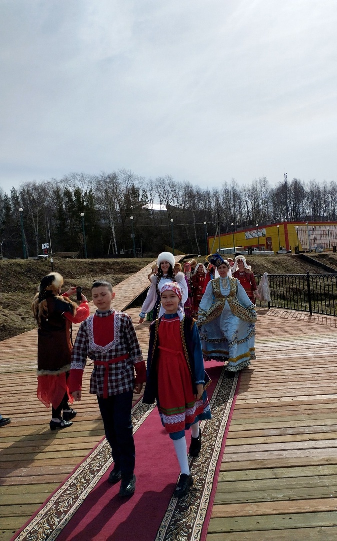 Прошлись по красной ковровой дорожке в национальных костюмах