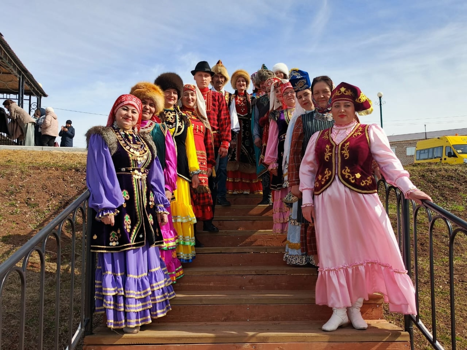 Прошлись по красной ковровой дорожке в национальных костюмах