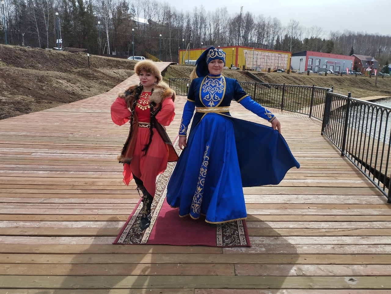 Прошлись по красной ковровой дорожке в национальных костюмах