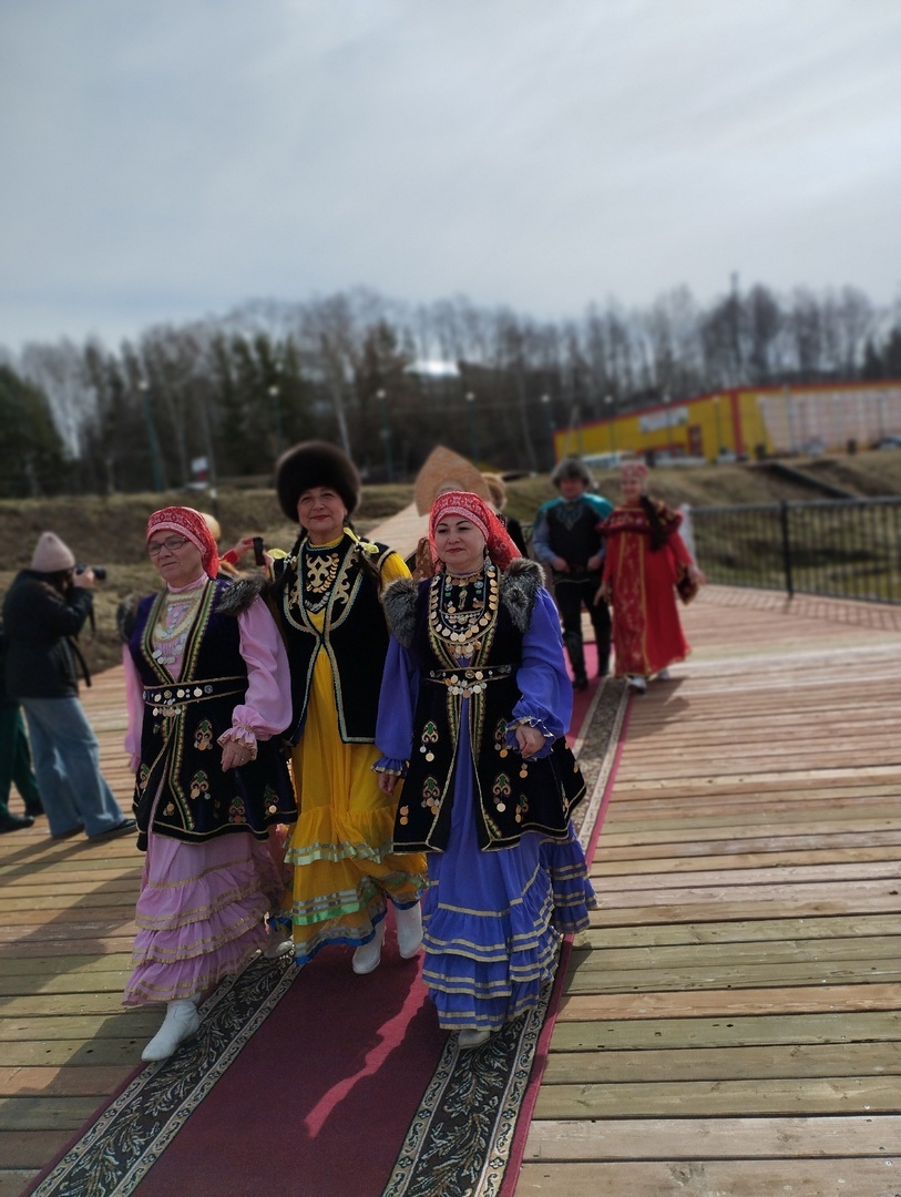 Прошлись по красной ковровой дорожке в национальных костюмах