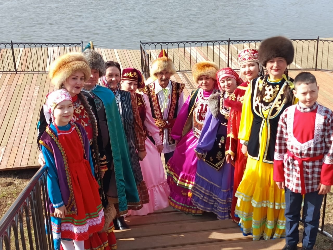 Прошлись по красной ковровой дорожке в национальных костюмах