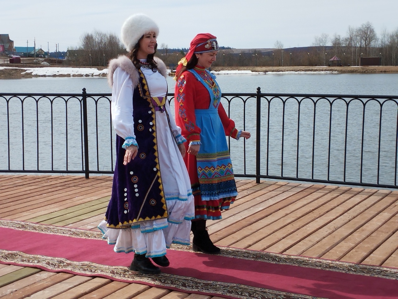 Прошлись по красной ковровой дорожке в национальных костюмах