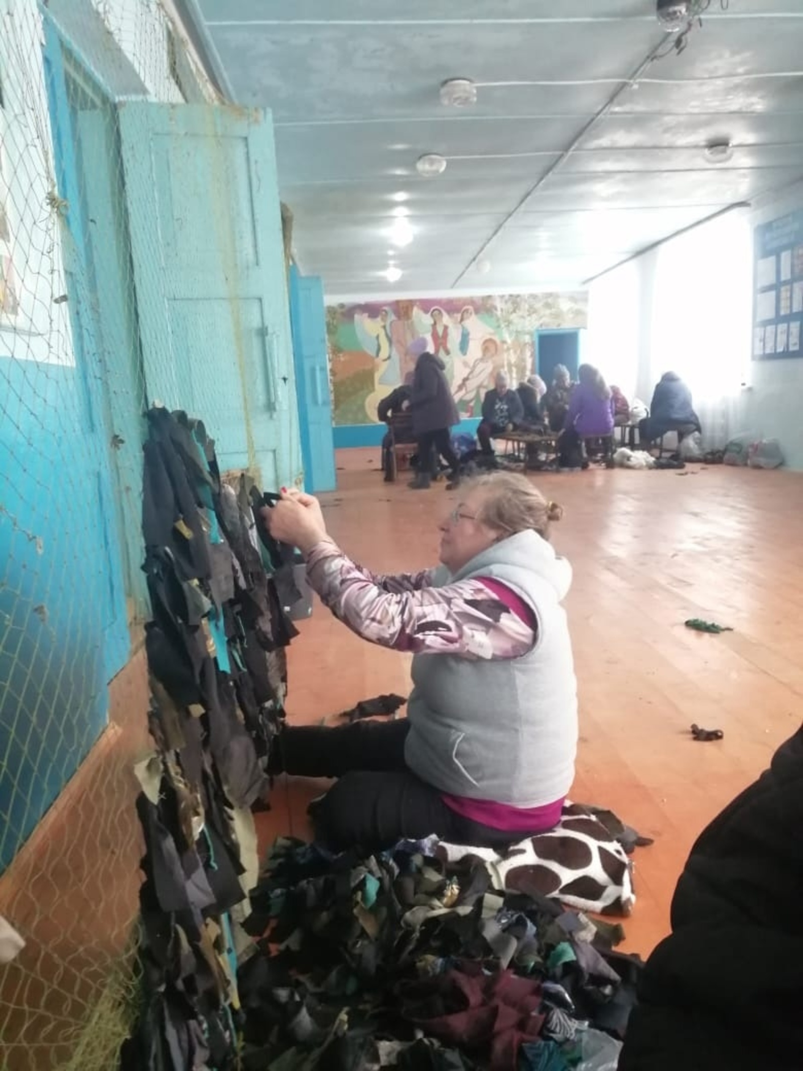 Жительницы Шулганово плетут маскировочные сети для наших земляков