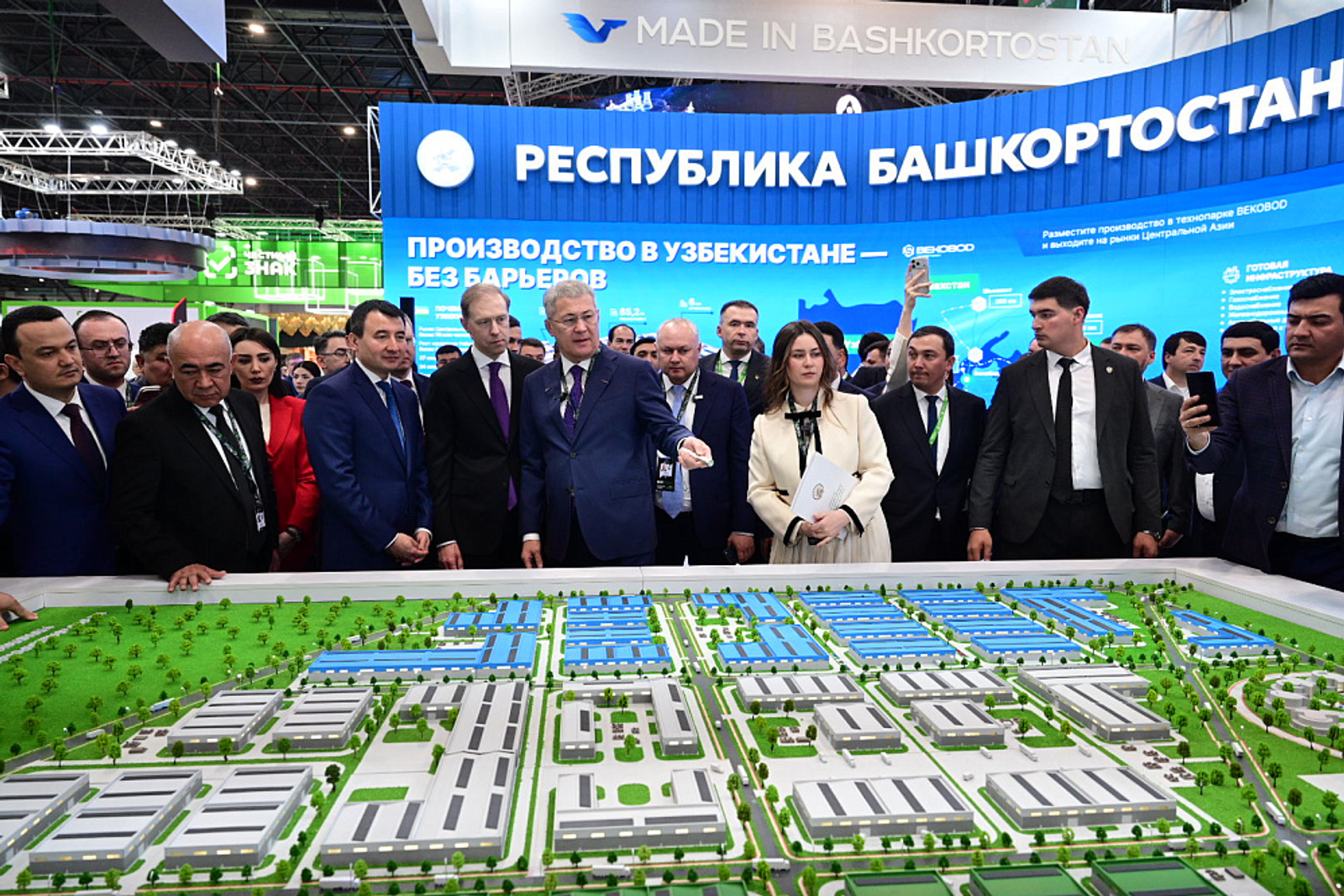 Хабиров презентовал стенд Башкори на выставке «ИННОПРОМ. Центральная Азия"