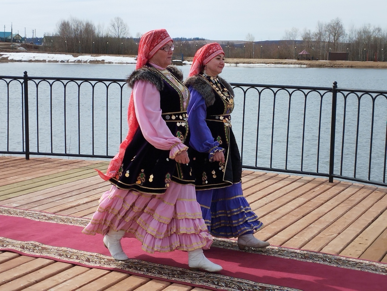 Прошлись по красной ковровой дорожке в национальных костюмах