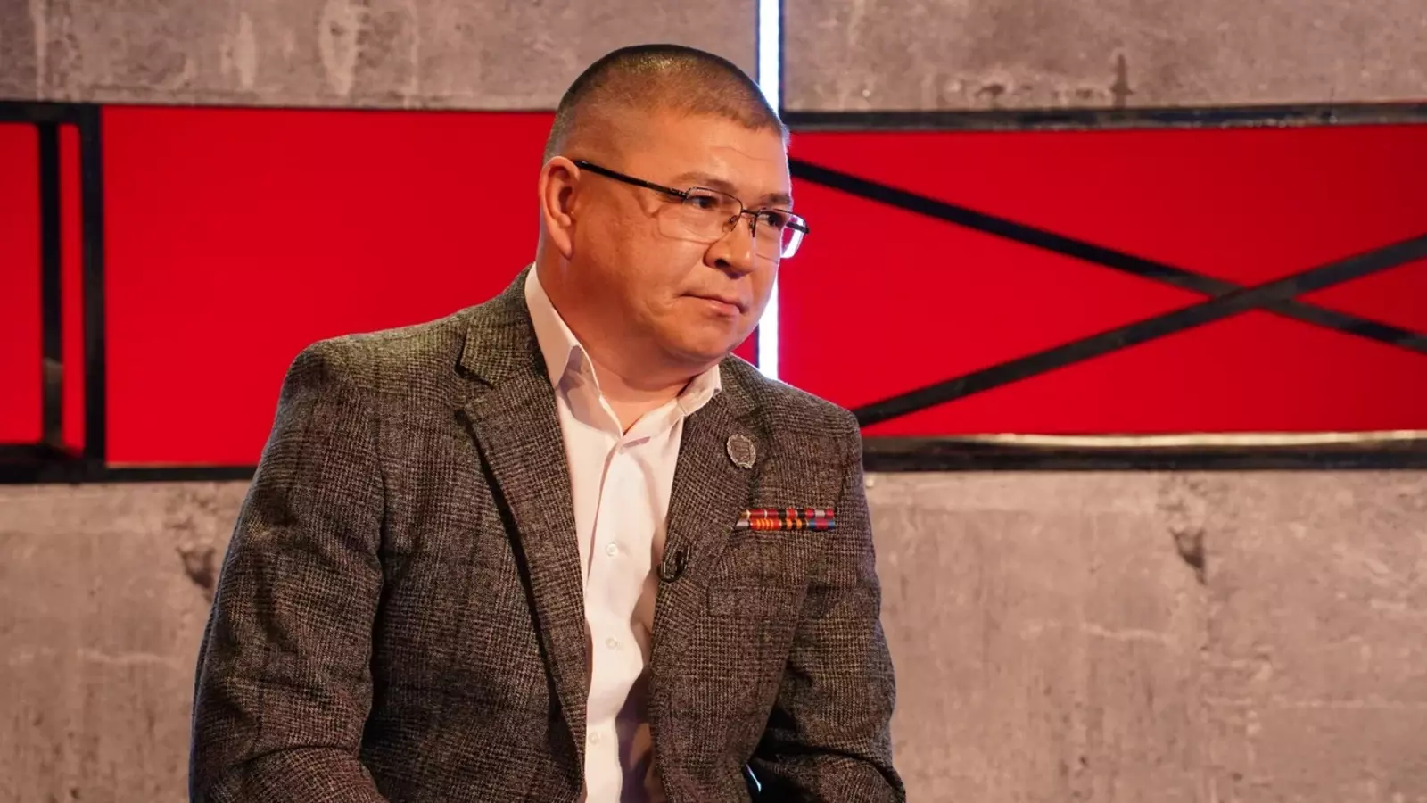 Он координирует работу