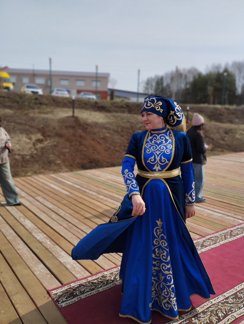 Прошлись по красной ковровой дорожке в национальных костюмах