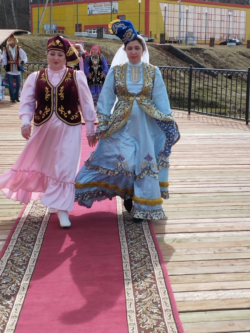 Прошлись по красной ковровой дорожке в национальных костюмах