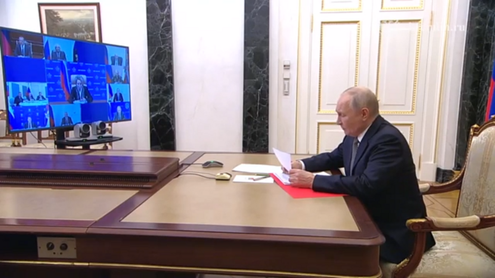 Путин обсудил с членами Совбеза меры по защите критической инфраструктуры