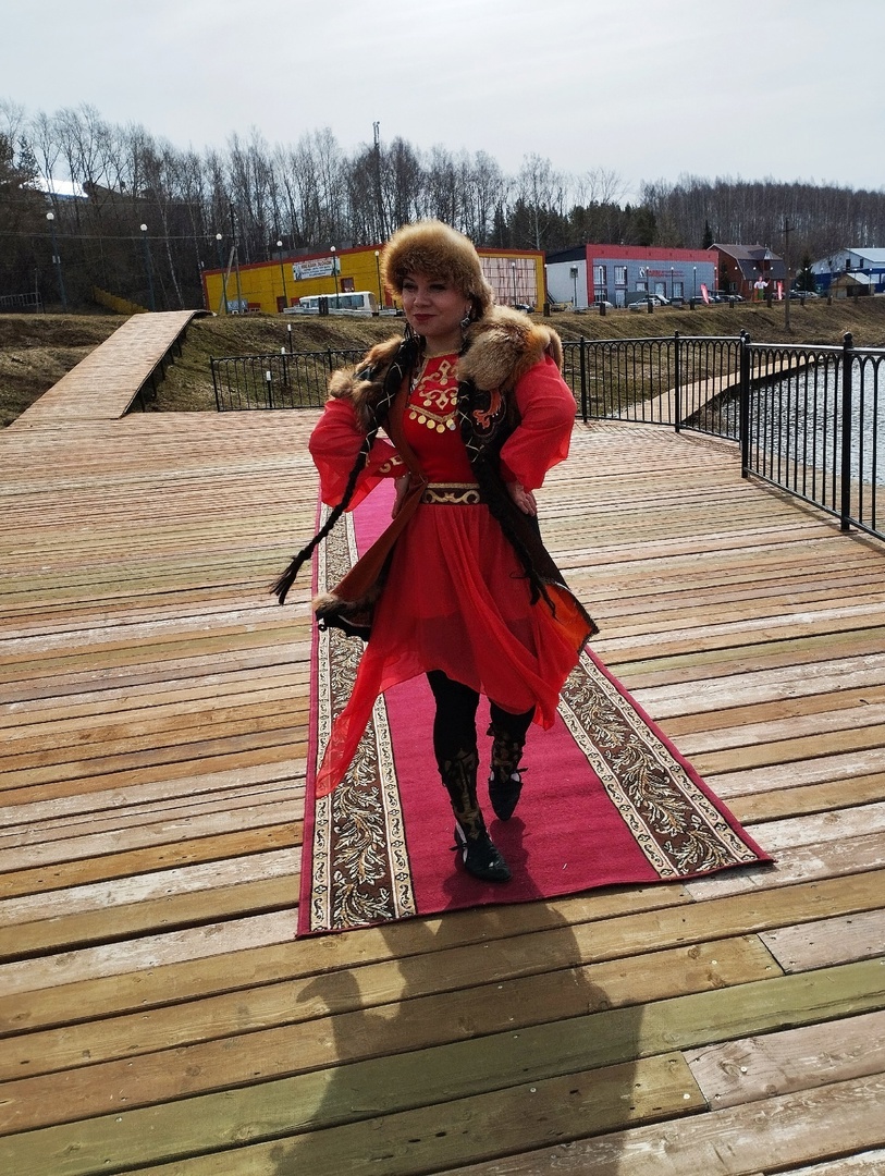 Прошлись по красной ковровой дорожке в национальных костюмах