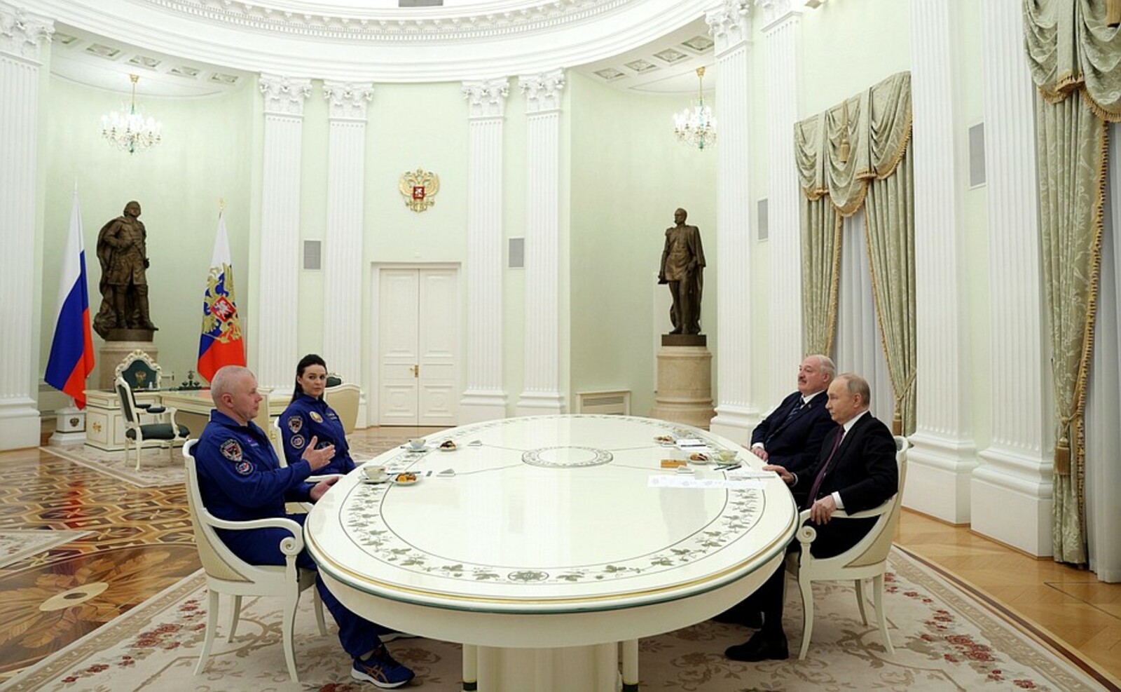 Президенты России и Белоруссии  встретились с космонавтами – участниками 21-й экспедиции на МКС